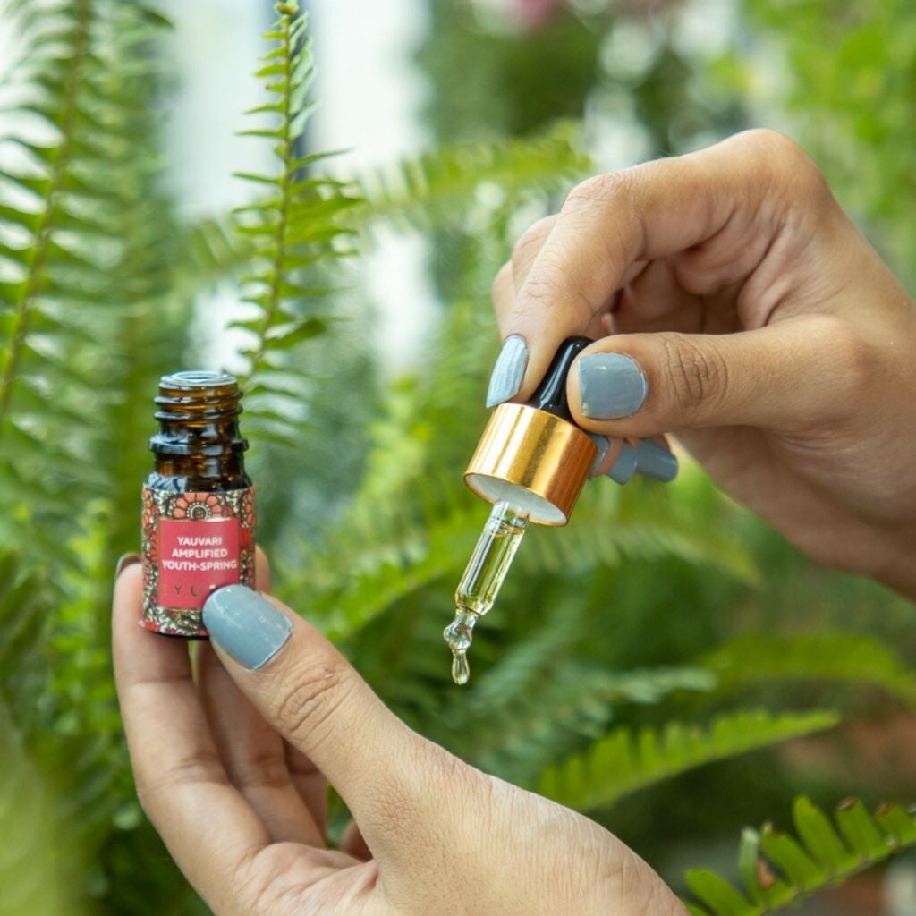 ميني Yauvari Amplified Youth Spring - أفضل مرطب للوجه للبشرة الجافة أو المتقدمة في السن أو الناضجة زيت الوجه iYURA